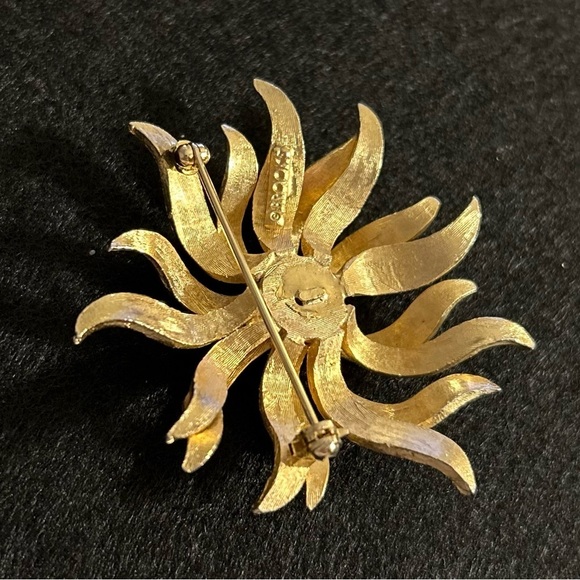 Vintage Gold Tone Flower Brooks Brooch Signed - Picture 6 of 10